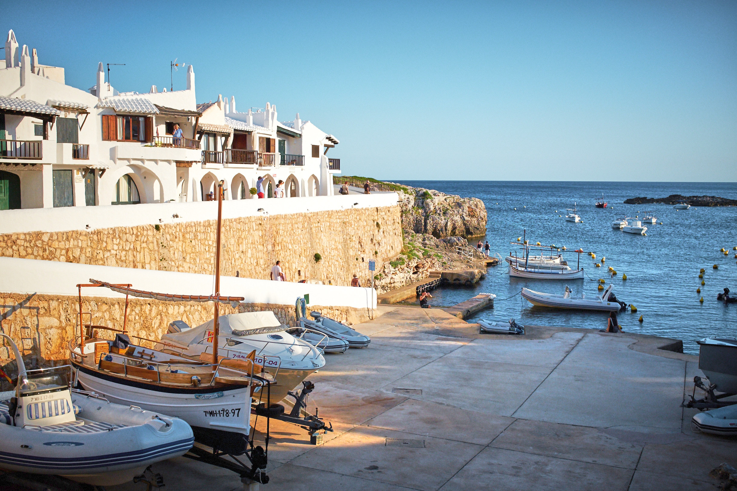 Binibeca Vell en Menorca. Ruta de 7 días en barco por Menorca