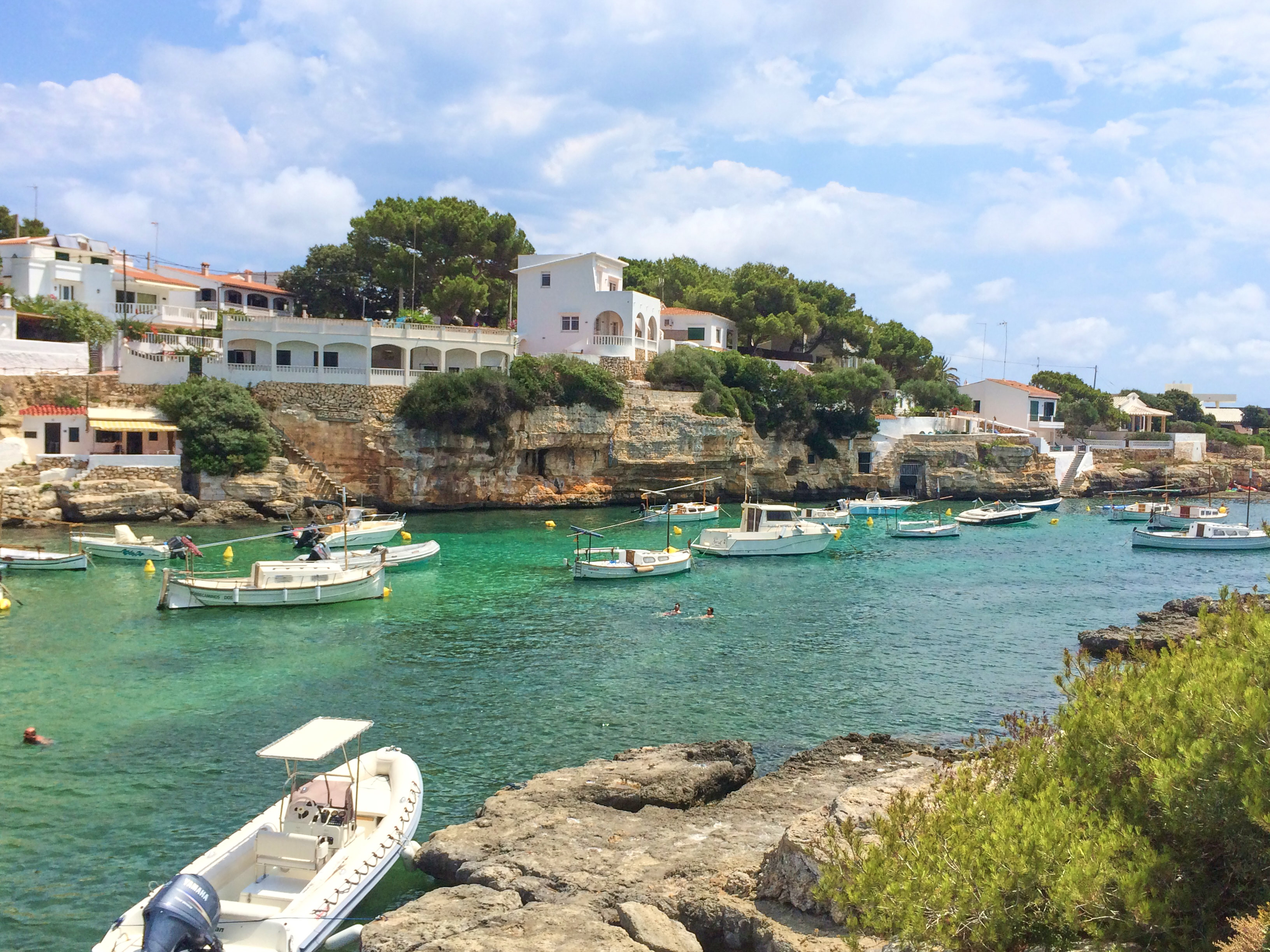 Cala Blanca en Menorca. Ruta de 7 días en barco por Menorca