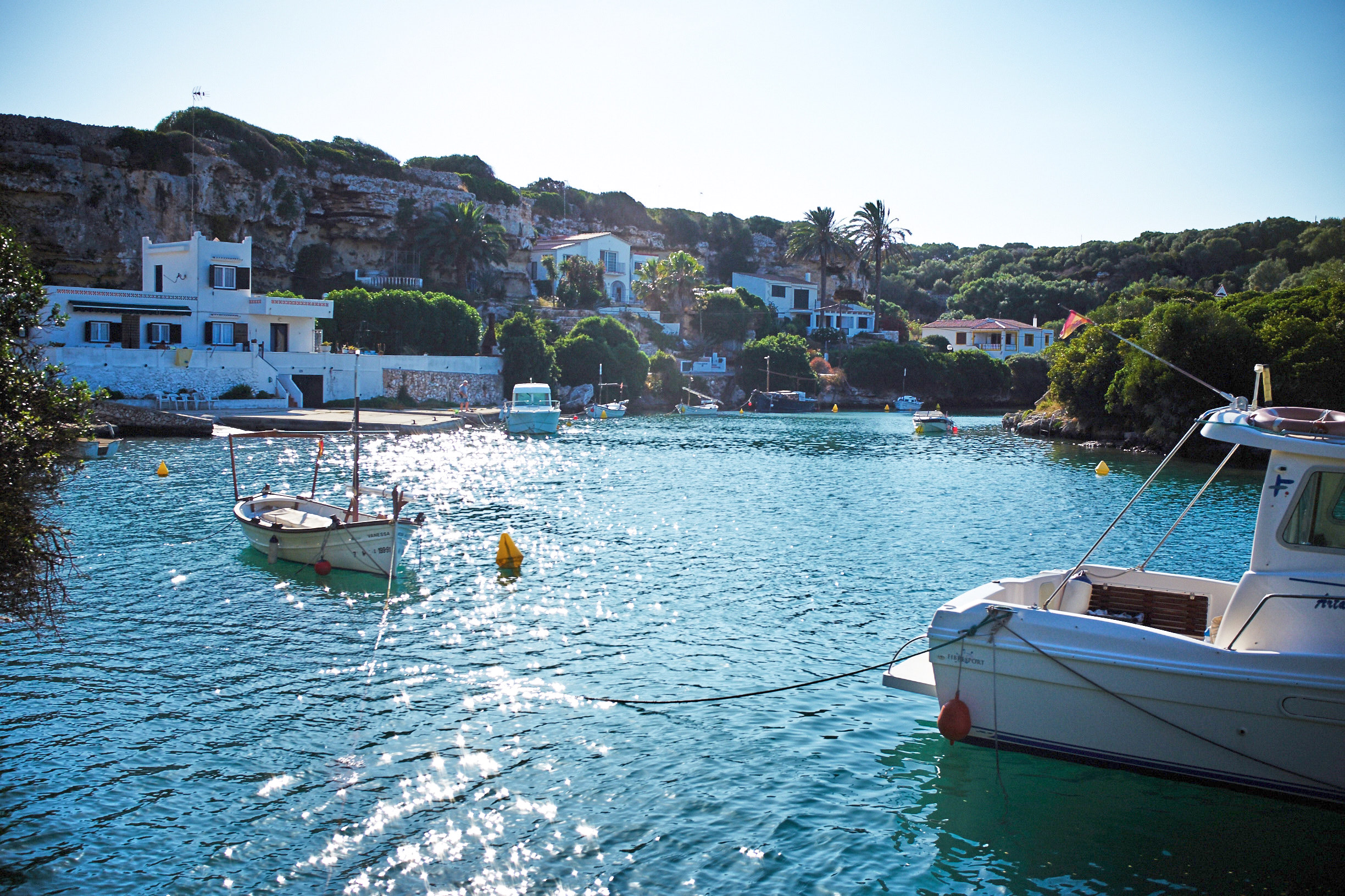 Cala Sant Esteve en Menorca. Ruta de 7 días en barco por Menorca