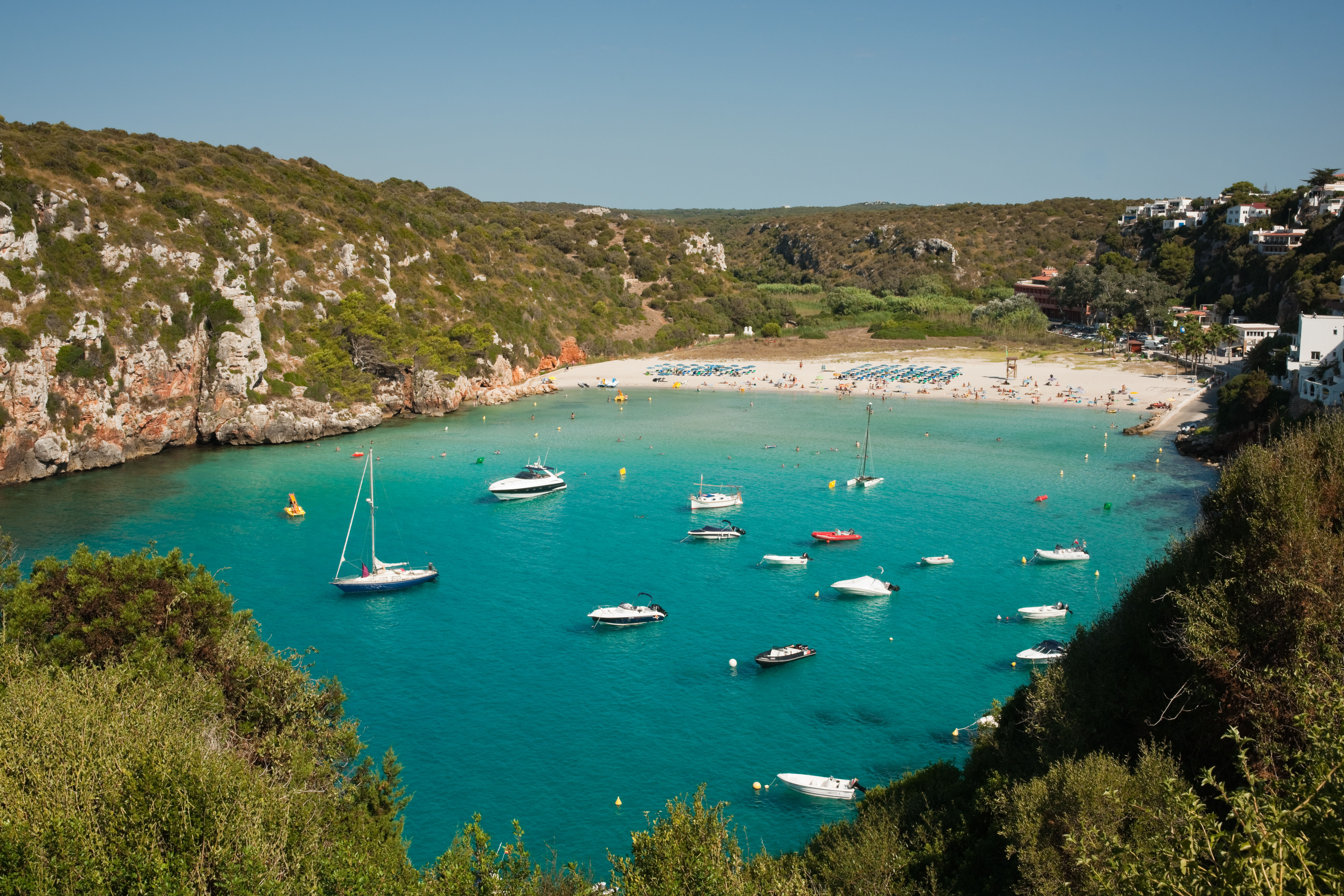 Cala En Porter en Menorca. Ruta de 7 días en barco por Menorca