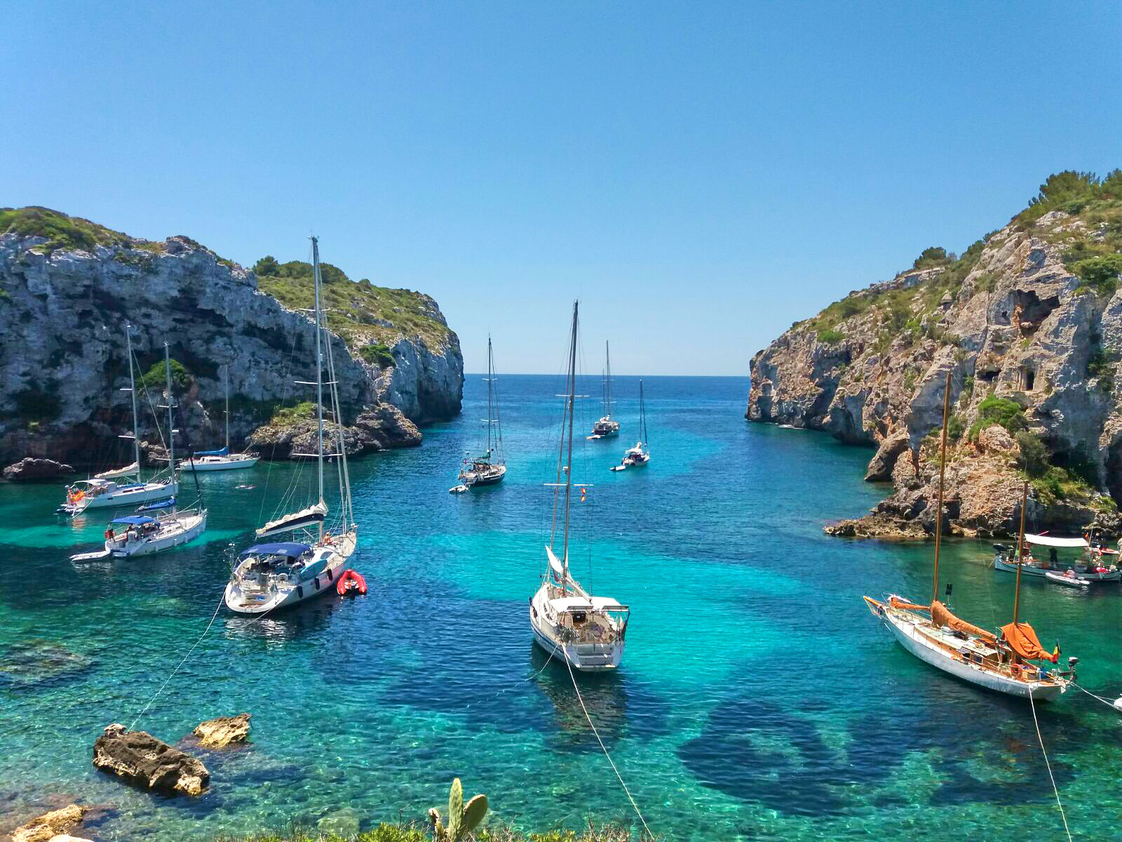 Cales Coves en Menorca. Ruta de 7 días en barco por Menorca