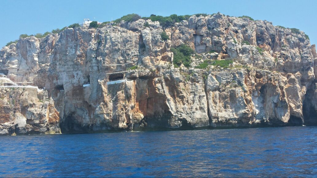 Cova D'en Xoroi desde el barco en Menorca. Ruta de 7 días en barco por Menorca