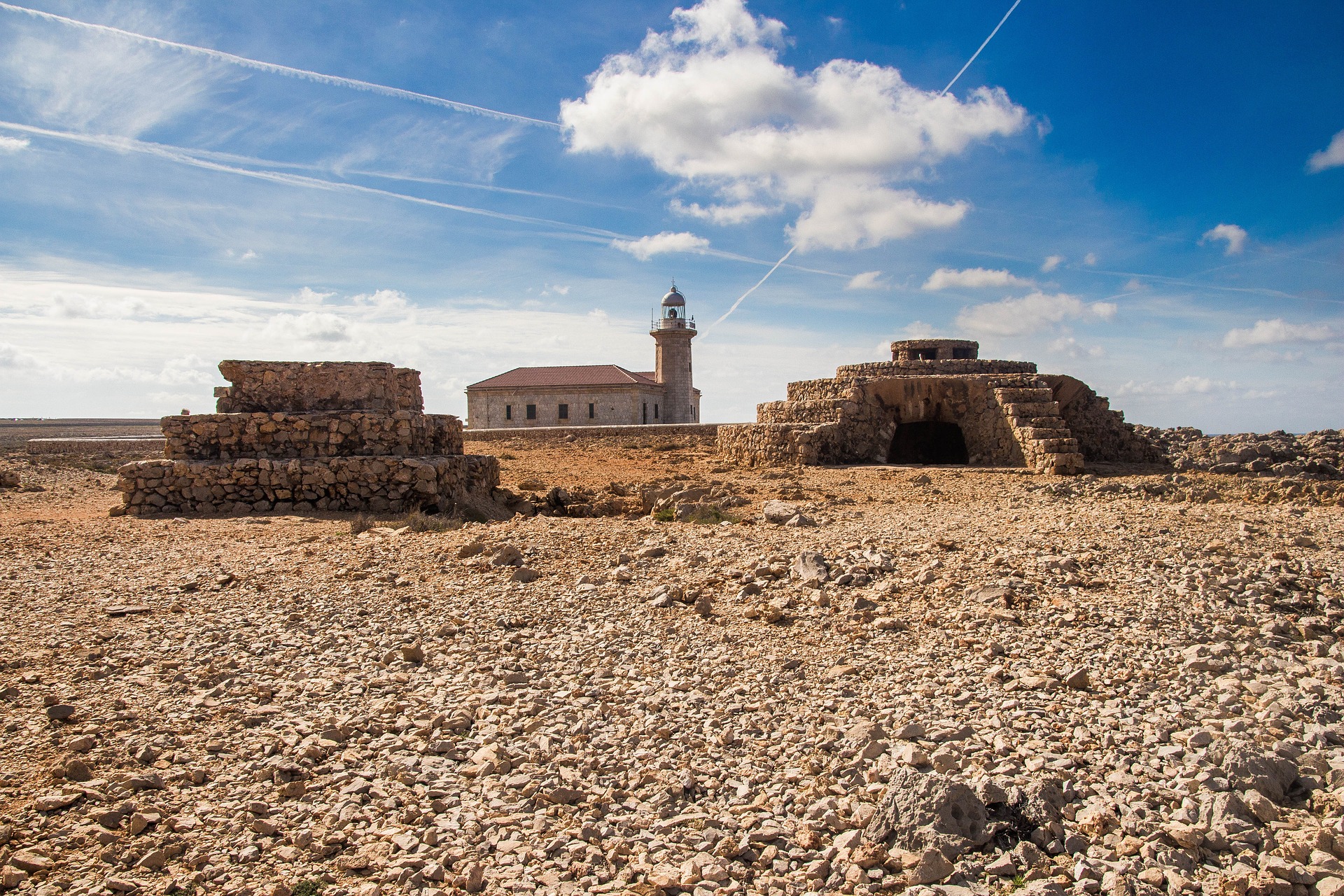 Faro de Punta Nati en Menorca. Ruta de 7 días en barco por Menorca
